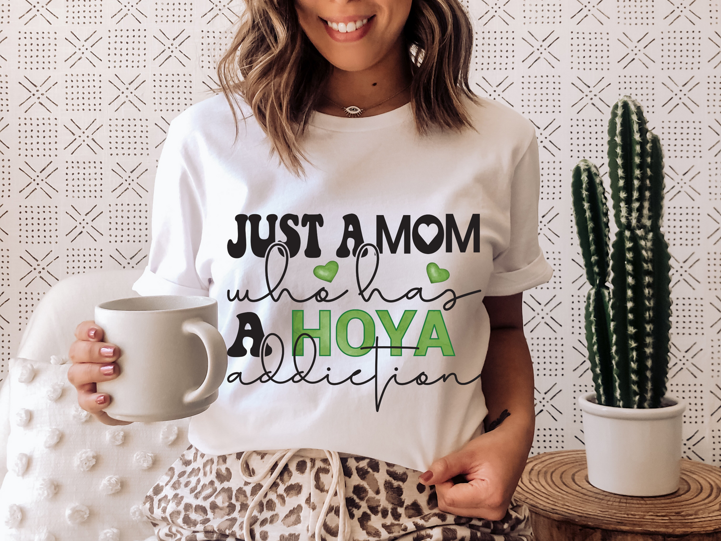 HOYAHOLIC JUST A MOM WHO HAS A HOYA ADDICTION SHORT SLEEVE TEE